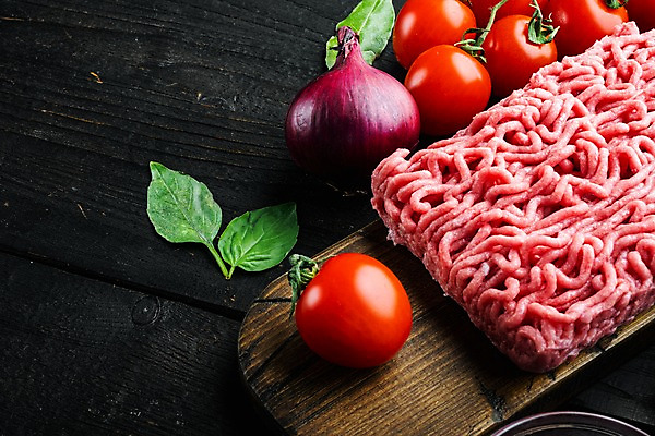 포토 JPG 해외이미지 식재료 방울토마토 검은배경 실내 사람없음 소고기 허브 바질 나무도마 다진고기 적양파 다짐육 해외포토 식물 백그라운드 토마토 양파 도마 육류 내부 목재 검은색 파일형식