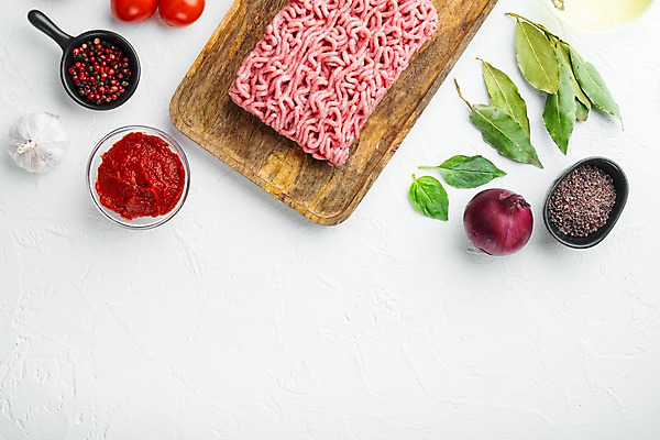 포토 JPG 해외이미지 식재료 방울토마토 실내 사람없음 소고기 허브 흰배경 바질 나무쟁반 다진고기 볼로네즈 적양파 통마늘 통후추 다짐육 카피스페이스 해외포토 식물 백그라운드 토마토 양파 쟁반 마늘 육류 내부 목재 공백 흰색 후추 파일형식