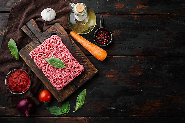 포토 JPG 해외이미지 식재료 방울토마토 실내 사람없음 당근 소고기 올리브오일 허브 바질 나무도마 다진고기 볼로네즈 통마늘 통후추 다짐육 카피스페이스 나무배경 해외포토 식물 백그라운드 토마토 뿌리채소 도마 마늘 육류 내부 목재 공백 기름_음식 후추 파일형식