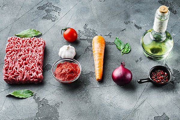 포토 JPG 해외이미지 식재료 방울토마토 회색배경 실내 사람없음 당근 소고기 올리브오일 허브 바질 다진고기 볼로네즈 적양파 통마늘 통후추 다짐육 해외포토 식물 백그라운드 토마토 양파 뿌리채소 마늘 육류 내부 회색 기름_음식 후추 파일형식