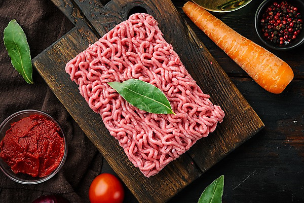 포토 JPG 해외이미지 식재료 방울토마토 실내 사람없음 하이앵글 당근 소고기 허브 바질 나무도마 다진고기 볼로네즈 통후추 다짐육 나무배경 해외포토 식물 뷰포인트 백그라운드 토마토 뿌리채소 도마 육류 내부 목재 후추 파일형식