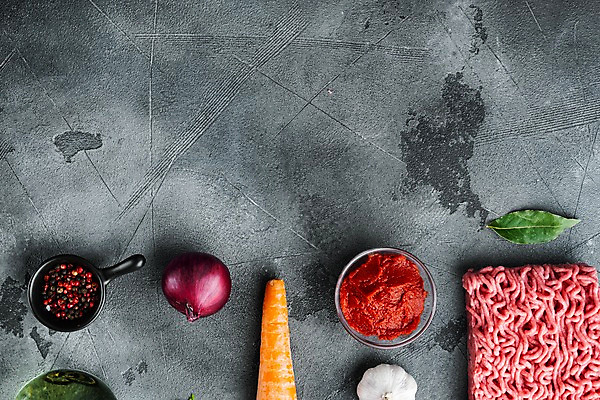 포토 JPG 해외이미지 식재료 회색배경 실내 사람없음 하이앵글 당근 소고기 허브 바질 다진고기 볼로네즈 적양파 통마늘 통후추 다짐육 카피스페이스 해외포토 식물 뷰포인트 백그라운드 양파 뿌리채소 마늘 육류 내부 공백 회색 후추 파일형식