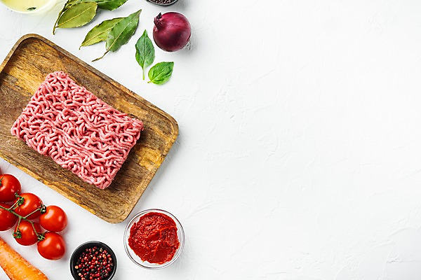 포토 JPG 해외이미지 식재료 방울토마토 실내 사람없음 당근 소고기 허브 흰배경 바질 나무쟁반 다진고기 볼로네즈 적양파 통후추 다짐육 카피스페이스 해외포토 식물 백그라운드 토마토 양파 뿌리채소 쟁반 육류 내부 목재 공백 흰색 후추 파일형식