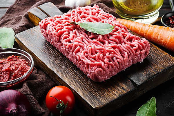 포토 JPG 해외이미지 식재료 방울토마토 실내 사람없음 당근 소고기 올리브오일 허브 바질 나무도마 다진고기 볼로네즈 적양파 다짐육 해외포토 식물 토마토 양파 뿌리채소 도마 육류 내부 목재 기름_음식 파일형식