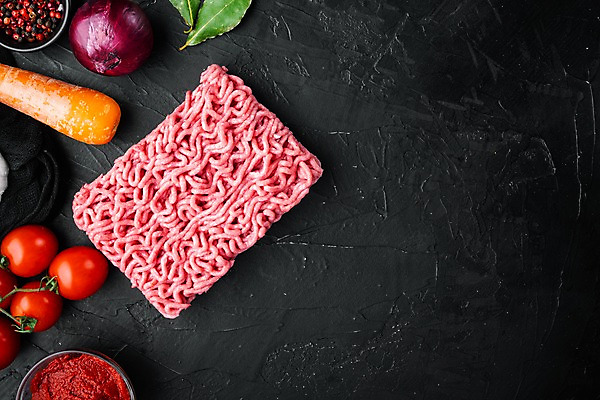 포토 JPG 해외이미지 식재료 방울토마토 검은배경 실내 사람없음 당근 소고기 허브 바질 다진고기 볼로네즈 적양파 통후추 다짐육 카피스페이스 해외포토 식물 백그라운드 토마토 양파 뿌리채소 육류 내부 검은색 공백 후추 파일형식