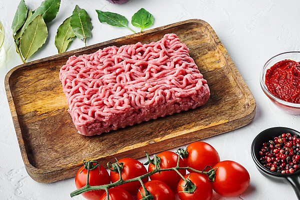 포토 JPG 해외이미지 식재료 방울토마토 실내 사람없음 소고기 허브 흰배경 바질 나무쟁반 다진고기 볼로네즈 통후추 다짐육 해외포토 식물 백그라운드 토마토 쟁반 육류 내부 목재 흰색 후추 파일형식