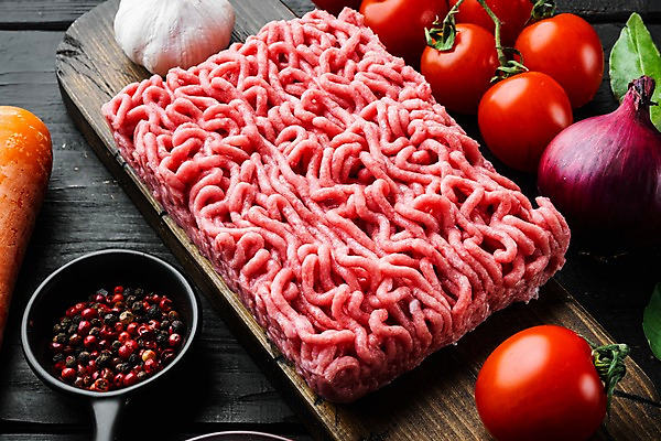 포토 JPG 해외이미지 식재료 방울토마토 검은배경 실내 사람없음 소고기 허브 바질 나무도마 다진고기 적양파 통마늘 통후추 다짐육 해외포토 식물 백그라운드 토마토 양파 도마 마늘 육류 내부 목재 검은색 후추 파일형식