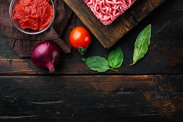 포토 JPG 해외이미지 식재료 방울토마토 실내 사람없음 소고기 허브 바질 나무도마 다진고기 볼로네즈 적양파 다짐육 카피스페이스 나무배경 해외포토 식물 백그라운드 토마토 양파 도마 육류 내부 목재 공백 파일형식