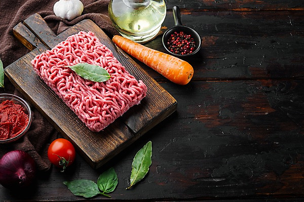 포토 JPG 해외이미지 식재료 방울토마토 검은배경 실내 사람없음 당근 소고기 올리브오일 허브 바질 나무도마 다진고기 볼로네즈 적양파 통마늘 통후추 다짐육 카피스페이스 해외포토 식물 백그라운드 토마토 양파 뿌리채소 도마 마늘 육류 내부 목재 검은색 공백 기름_음식 후추 파일형식