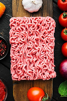 포토 JPG 해외이미지 식재료 방울토마토 검은배경 실내 사람없음 하이앵글 소고기 허브 바질 다진고기 통마늘 다짐육 해외포토 식물 뷰포인트 백그라운드 토마토 마늘 육류 내부 검은색 파일형식