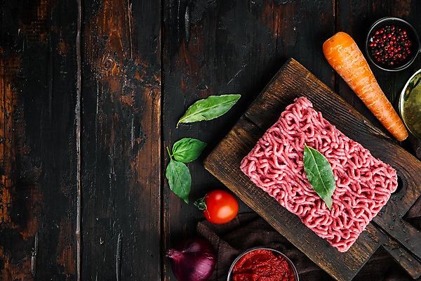 포토 JPG 해외이미지 식재료 방울토마토 실내 사람없음 하이앵글 당근 소고기 허브 바질 나무쟁반 다진고기 볼로네즈 적양파 통후추 다짐육 카피스페이스 나무배경 해외포토 식물 뷰포인트 백그라운드 토마토 양파 뿌리채소 쟁반 육류 내부 목재 공백 후추 파일형식