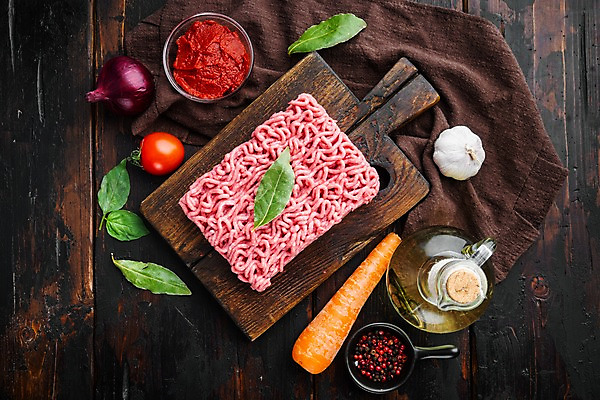 포토 JPG 해외이미지 식재료 방울토마토 실내 사람없음 하이앵글 당근 소고기 올리브오일 허브 바질 나무도마 다진고기 볼로네즈 적양파 통마늘 통후추 다짐육 나무배경 해외포토 식물 뷰포인트 백그라운드 토마토 양파 뿌리채소 도마 마늘 육류 내부 목재 기름_음식 후추 파일형식