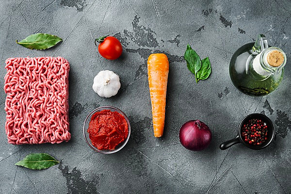 포토 JPG 해외이미지 식재료 방울토마토 회색배경 실내 사람없음 하이앵글 당근 소고기 올리브오일 허브 바질 다진고기 볼로네즈 적양파 통마늘 통후추 다짐육 해외포토 식물 뷰포인트 백그라운드 토마토 양파 뿌리채소 마늘 육류 내부 회색 기름_음식 후추 파일형식