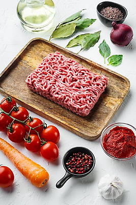 포토 JPG 해외이미지 식재료 방울토마토 실내 사람없음 당근 소고기 올리브오일 허브 흰배경 바질 나무쟁반 다진고기 볼로네즈 적양파 통마늘 통후추 다짐육 해외포토 식물 백그라운드 토마토 양파 뿌리채소 쟁반 마늘 육류 내부 목재 흰색 기름_음식 후추 파일형식