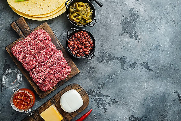 포토 JPG 해외이미지 식재료 회색배경 치즈 콩 실내 사람없음 하이앵글 소고기 준비 멕시코음식 나무도마 다진고기 살사소스 토르티야 할라피뇨 다짐육 카피스페이스 케사디야 해외포토 음식 뷰포인트 백그라운드 고추 유제품 곡류 도마 서양음식 육류 내부 목재 공백 회색 소스_음식 파일형식