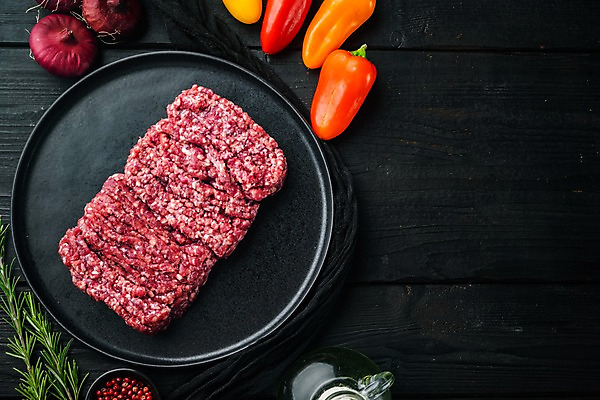 포토 JPG 해외이미지 식재료 검은배경 파프리카 쟁반 실내 사람없음 하이앵글 소고기 바질 로즈메리 다진고기 미니파프리카 적양파 다짐육 카피스페이스 해외포토 뷰포인트 백그라운드 채소 양파 육류 내부 검은색 공백 허브 파일형식