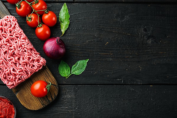 포토 JPG 해외이미지 식재료 방울토마토 검은배경 실내 사람없음 하이앵글 소고기 허브 바질 나무도마 다진고기 적양파 다짐육 카피스페이스 해외포토 식물 뷰포인트 백그라운드 토마토 양파 도마 육류 내부 목재 검은색 공백 파일형식