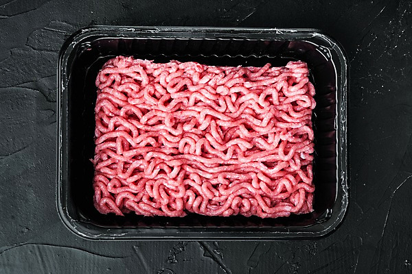 포토 JPG 해외이미지 식재료 검은배경 실내 사람없음 하이앵글 소고기 플라스틱 다진고기 포장용기 다짐육 해외포토 뷰포인트 백그라운드 재질 육류 내부 검은색 포장재료 파일형식