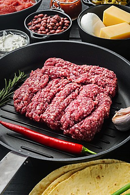 포토 JPG 해외이미지 식재료 치즈 콩 실내 마늘 사람없음 소고기 프라이팬 준비 홍고추 멕시코음식 바질 로즈메리 다진고기 토르티야 다짐육 케사디야 해외포토 음식 채소 고추 주방용품 유제품 곡류 서양음식 육류 내부 허브 파일형식