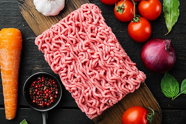 포토 JPG 해외이미지 식재료 방울토마토 검은배경 실내 사람없음 하이앵글 당근 소고기 허브 바질 나무도마 다진고기 적양파 통마늘 통후추 다짐육 해외포토 식물 뷰포인트 백그라운드 토마토 양파 뿌리채소 도마 마늘 육류 내부 목재 검은색 후추 파일형식