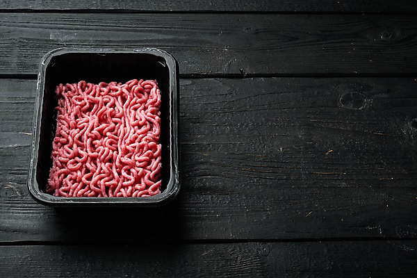 포토 JPG 해외이미지 식재료 검은배경 실내 사람없음 소고기 플라스틱 다진고기 포장용기 다짐육 카피스페이스 해외포토 백그라운드 재질 육류 내부 검은색 공백 포장재료 파일형식