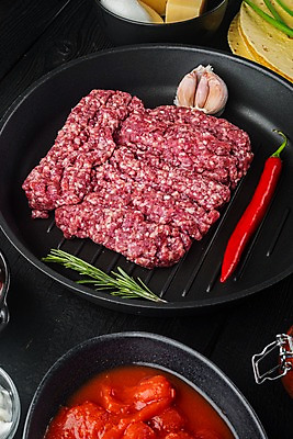 포토 JPG 해외이미지 식재료 검은배경 실내 마늘 사람없음 소고기 프라이팬 준비 홍고추 멕시코음식 바질 로즈메리 다진고기 살사소스 다짐육 케사디야 해외포토 음식 백그라운드 채소 고추 주방용품 서양음식 육류 내부 검은색 소스_음식 허브 파일형식