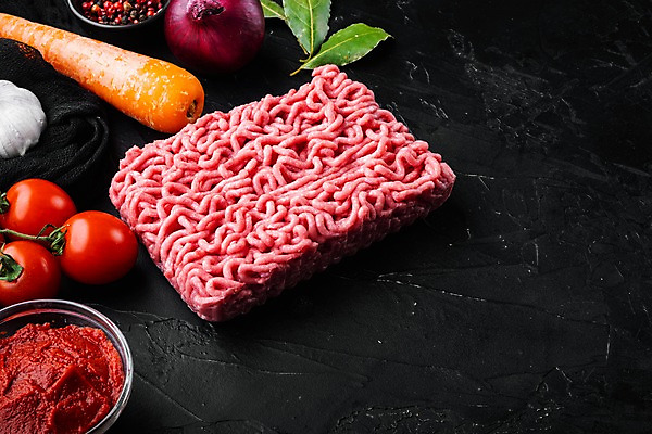 포토 JPG 해외이미지 식재료 방울토마토 검은배경 실내 사람없음 당근 소고기 허브 바질 다진고기 볼로네즈 적양파 다짐육 카피스페이스 해외포토 식물 백그라운드 토마토 양파 뿌리채소 육류 내부 검은색 공백 파일형식