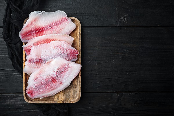 포토 JPG 해외이미지 검은배경 실내 사람없음 하이앵글 냉동 생선회 날것 나무쟁반 틸라피아 카피스페이스 얼림 해외포토 뷰포인트 백그라운드 컨셉 쟁반 내부 목재 검은색 공백 회 민물고기 파일형식