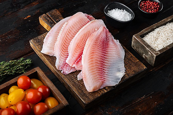 포토 JPG 해외이미지 방울토마토 실내 사람없음 생선회 쌀 신선 나무상자 준비 날것 소금 나무도마 통후추 틸라피아 나무배경 해외포토 백그라운드 토마토 곡류 도마 내부 목재 상자 회 민물고기 후추 파일형식