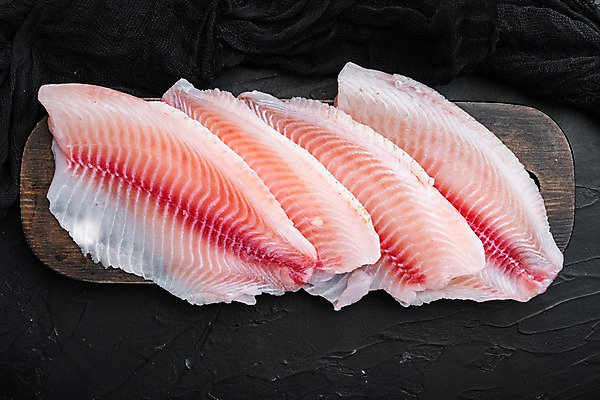 포토 JPG 해외이미지 검은배경 실내 사람없음 하이앵글 생선회 신선 날것 일렬 나무도마 틸라피아 해외포토 뷰포인트 백그라운드 도마 내부 목재 검은색 회 민물고기 파일형식