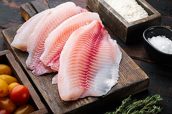 포토 JPG 해외이미지 방울토마토 실내 사람없음 생선회 쌀 신선 나무상자 허브 준비 날것 소금 나무도마 틸라피아 나무배경 해외포토 식물 백그라운드 토마토 곡류 도마 내부 목재 상자 회 민물고기 파일형식