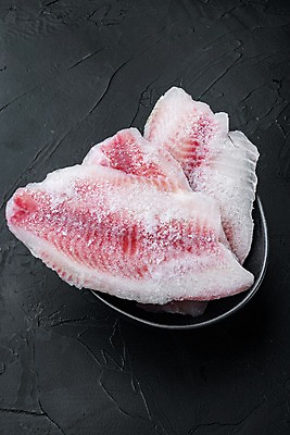 포토 JPG 해외이미지 그릇 검은배경 실내 사람없음 냉동 생선회 담기 날것 틸라피아 카피스페이스 얼림 해외포토 식기 백그라운드 컨셉 모션 내부 검은색 공백 회 민물고기 파일형식