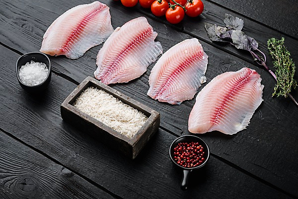 포토 JPG 해외이미지 접시 방울토마토 검은배경 나뭇잎 실내 사람없음 생선회 쌀 신선 나무상자 허브 준비 날것 일렬 소금 통후추 틸라피아 해외포토 식물 식기 백그라운드 잎 토마토 곡류 내부 상자 검은색 회 민물고기 후추 파일형식