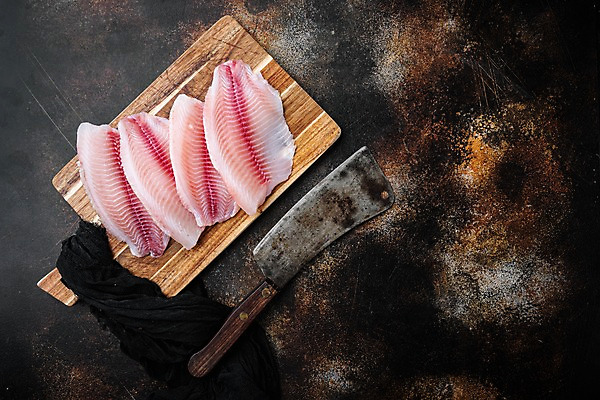 포토 JPG 해외이미지 검은배경 실내 사람없음 하이앵글 생선회 신선 날것 식칼 나무도마 틸라피아 카피스페이스 해외포토 뷰포인트 백그라운드 주방용품 도마 내부 목재 검은색 공백 회 민물고기 파일형식