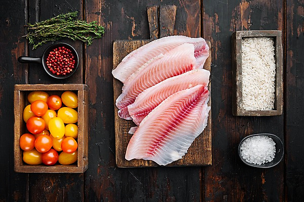 포토 JPG 해외이미지 방울토마토 실내 사람없음 하이앵글 생선회 쌀 신선 나무상자 허브 준비 담기 날것 소금 나무도마 통후추 틸라피아 나무배경 해외포토 식물 뷰포인트 백그라운드 토마토 모션 곡류 도마 내부 목재 상자 회 민물고기 후추 파일형식