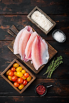 포토 JPG 해외이미지 접시 방울토마토 실내 사람없음 하이앵글 생선회 쌀 신선 나무상자 허브 준비 담기 날것 소금 나무도마 통후추 틸라피아 나무배경 해외포토 식물 식기 뷰포인트 백그라운드 토마토 모션 곡류 도마 내부 목재 상자 회 민물고기 후추 파일형식