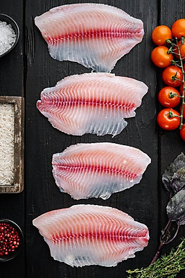 포토 JPG 해외이미지 방울토마토 검은배경 실내 사람없음 하이앵글 생선회 신선 나무상자 허브 준비 날것 일렬 통후추 틸라피아 해외포토 식물 뷰포인트 백그라운드 토마토 내부 상자 검은색 회 민물고기 후추 파일형식