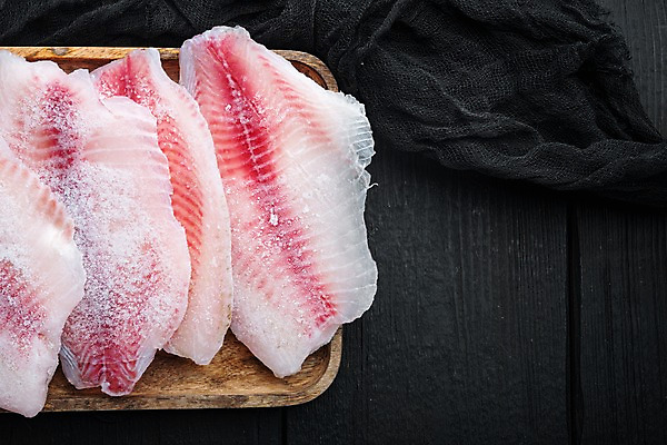 포토 JPG 해외이미지 검은배경 실내 사람없음 냉동 생선회 날것 나무쟁반 틸라피아 카피스페이스 나무배경 얼림 해외포토 백그라운드 컨셉 쟁반 내부 목재 검은색 공백 회 민물고기 파일형식