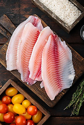 포토 JPG 해외이미지 방울토마토 실내 사람없음 생선회 쌀 신선 나무상자 허브 준비 담기 날것 나무도마 틸라피아 해외포토 식물 토마토 모션 곡류 도마 내부 목재 상자 회 민물고기 파일형식