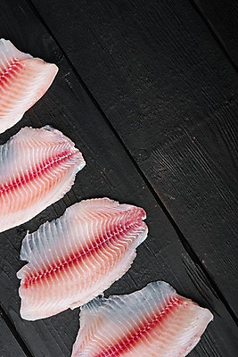 포토 JPG 해외이미지 검은배경 실내 사람없음 생선회 신선 날것 일렬 틸라피아 카피스페이스 해외포토 백그라운드 내부 검은색 공백 회 민물고기 파일형식