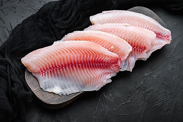 포토 JPG 해외이미지 검은배경 실내 사람없음 생선회 신선 날것 나무도마 틸라피아 카피스페이스 해외포토 백그라운드 도마 내부 목재 검은색 공백 회 민물고기 파일형식