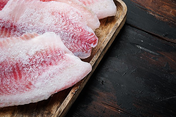 포토 JPG 해외이미지 실내 근접촬영 사람없음 냉동 생선회 날것 나무쟁반 틸라피아 카피스페이스 나무배경 얼림 해외포토 뷰포인트 백그라운드 컨셉 쟁반 내부 목재 공백 회 민물고기 파일형식