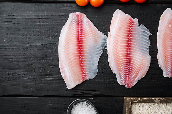 포토 JPG 해외이미지 검은배경 실내 사람없음 하이앵글 생선회 쌀 신선 준비 날것 소금 틸라피아 카피스페이스 해외포토 뷰포인트 백그라운드 곡류 내부 검은색 공백 회 민물고기 파일형식