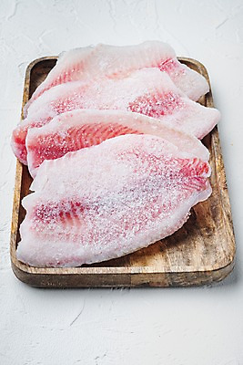 포토 JPG 해외이미지 실내 사람없음 냉동 생선회 흰배경 날것 나무쟁반 틸라피아 얼림 해외포토 백그라운드 컨셉 쟁반 내부 목재 회 흰색 민물고기 파일형식