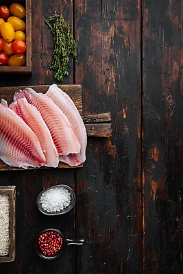 포토 JPG 해외이미지 방울토마토 실내 사람없음 하이앵글 생선회 신선 나무상자 허브 준비 날것 소금 나무도마 통후추 틸라피아 카피스페이스 나무배경 해외포토 식물 뷰포인트 백그라운드 토마토 도마 내부 목재 상자 공백 회 민물고기 후추 파일형식