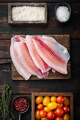 포토 JPG 해외이미지 방울토마토 실내 사람없음 하이앵글 생선회 신선 나무상자 허브 준비 담기 날것 소금 나무도마 통후추 틸라피아 나무배경 해외포토 식물 뷰포인트 백그라운드 토마토 모션 도마 내부 목재 상자 회 민물고기 후추 파일형식