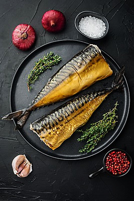 포토 JPG 해외이미지 그릇 접시 검은배경 실내 마늘 사람없음 하이앵글 소금 후추 고등어 훈제 고등어구이 백리향 적양파 훈제요리 플랫레이 해외포토 식기 음식 뷰포인트 백그라운드 채소 양파 어류 내부 검은색 플랫 향신료 생선구이 파일형식