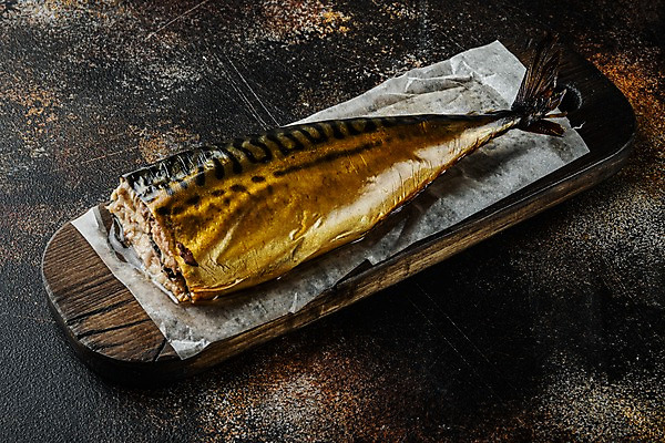 포토 JPG 해외이미지 검은배경 실내 사람없음 고등어 훈제 고등어구이 나무도마 훈제요리 종이호일 해외포토 음식 백그라운드 도마 어류 내부 목재 검은색 생선구이 파일형식