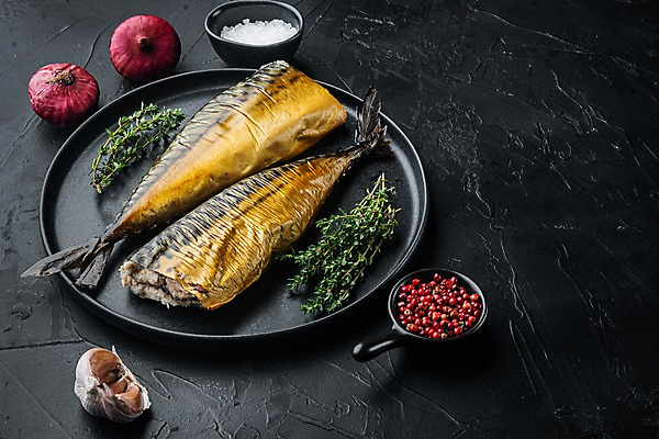 포토 JPG 해외이미지 그릇 접시 검은배경 실내 마늘 사람없음 소금 후추 고등어 훈제 고등어구이 백리향 적양파 훈제요리 해외포토 식기 음식 백그라운드 채소 양파 어류 내부 검은색 향신료 생선구이 파일형식