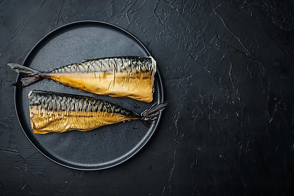 포토 JPG 해외이미지 접시 검은배경 실내 사람없음 하이앵글 고등어 훈제 고등어구이 훈제요리 카피스페이스 해외포토 식기 음식 뷰포인트 백그라운드 어류 내부 검은색 공백 생선구이 파일형식